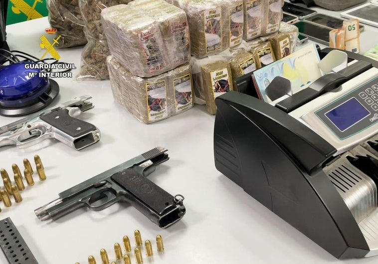 Dos detenidos con quince armas de fuego y droga en la redada de La Cañada-Moreras en Badajoz