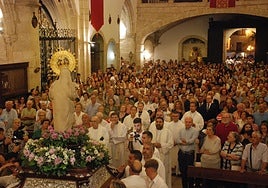 La bajada de la Patrona a la iglesia de San Martín en imágenes
