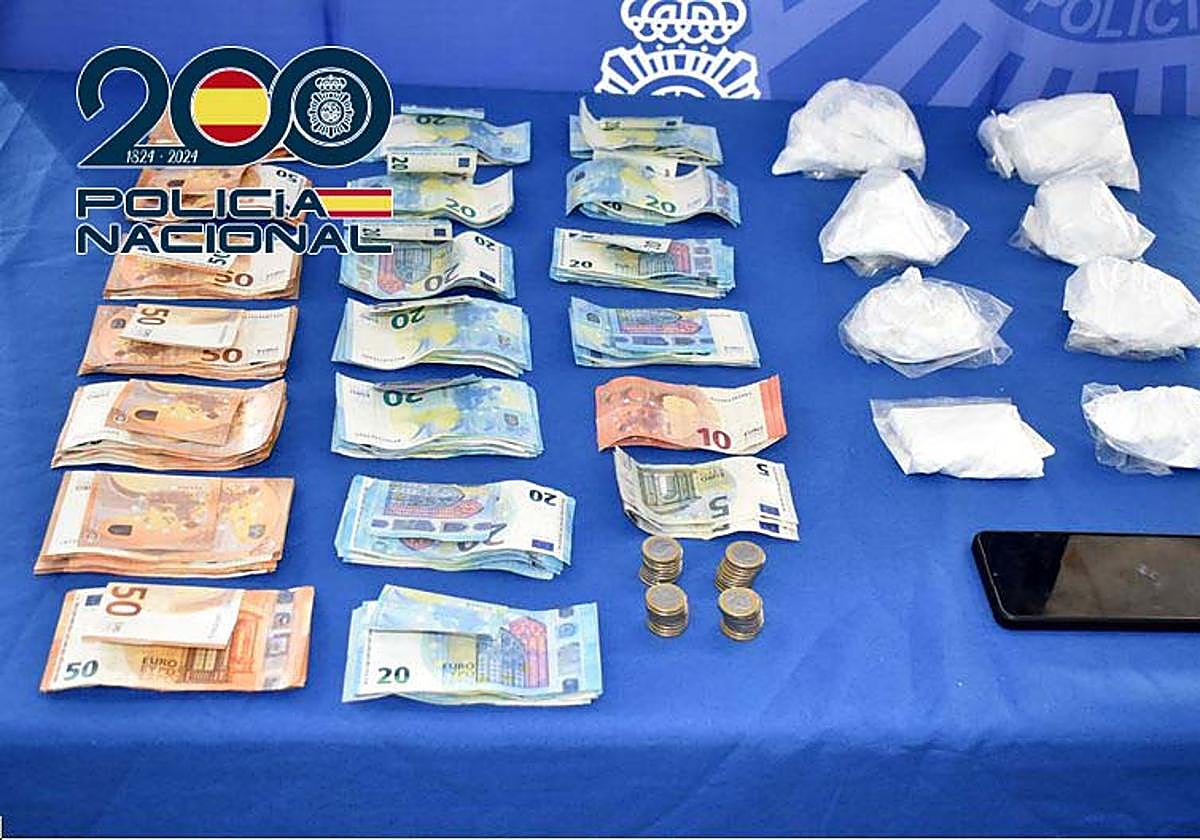 Dinero y cocaína intervenida por la Policía Nacional en Plasencia.