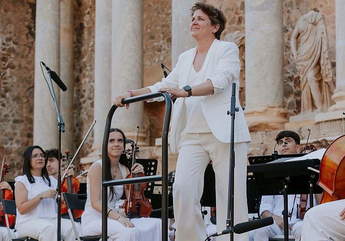 Pilar Vizcaíno, con la Joven Orquesta de Mérida, al finalizar un concierto en el Teatro Romano durante la edición pasada de Emerita Lvdica.