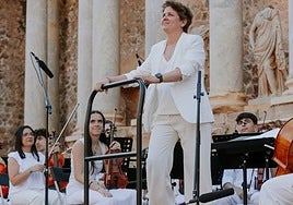 Pilar Vizcaíno, con la Joven Orquesta de Mérida, al finalizar un concierto en el Teatro Romano durante la edición pasada de Emerita Lvdica.