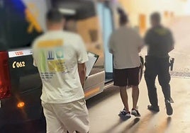 Armas, munición, droga y diniero intervenidos por la Guardia Civil.