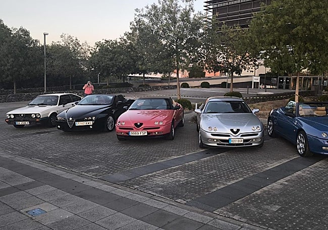 Coches Alfa Romeo del Club Alfa Extrem este verano junto al Edificio Siglo XXI de Badajoz.