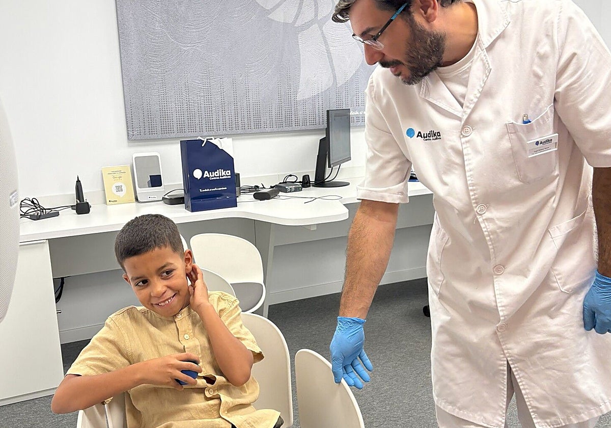 Jaled junto al audioprotesista Jorge Mateos tras colocarle los audífonos.