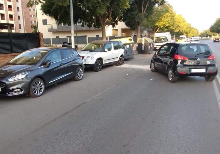 Pierde el control al volante y choca con coches aparcados y contenedores en Badajoz