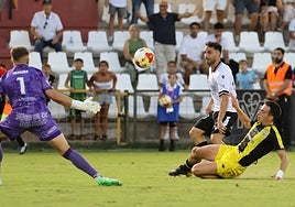 Carlos Doncel pica el balón ante Ispizua para celebrar el 1-0.