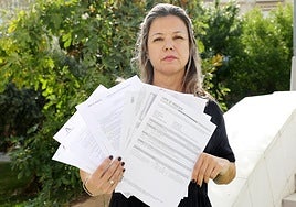 Adriana Guzmán, con parte de la documentación que ha tenido que presentar.