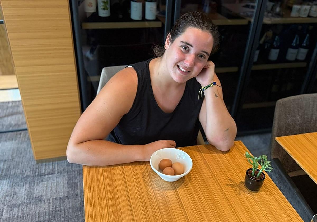 A la waterpolista se le da muy bien la tortilla de patatas, tiene incluso una sartén específica para voltearlas y se atreve con elaboraciones creativas de ingredientes diversos.