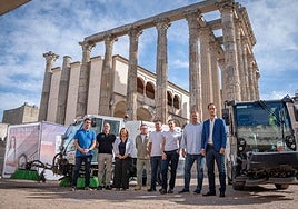 Miembros del Gobierno local y de FCC en la presentación del dispositivo.