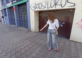 Una de las vecinas señala la zona en la que fue arrojado un bote de mermelada recientemente.