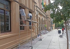 Mejora de la fachada del edificio que acoge la Escuela de Idiomas, el Centro de Adultos y el de Profesores y Recursos.