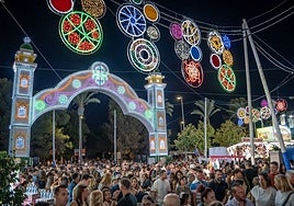 Asistentes al ferial en la jornada inaugural del domingo.