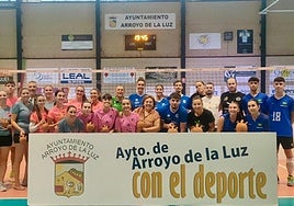 Foto de familia de los equipos ganadores y de las autoridades presentes.