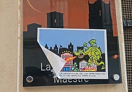 Pagatina contra la gentrificación aparecida en un apartamento turístico de Cáceres.