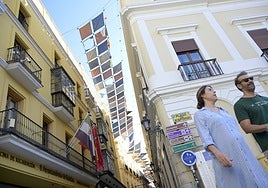 Toldos de la calle San Juan, en mal estado, van a ser retirados.