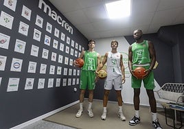 Juan Santos, Palazuelos y Leveque posan con las nuevas equipaciones del Caáceres Patrimonio.