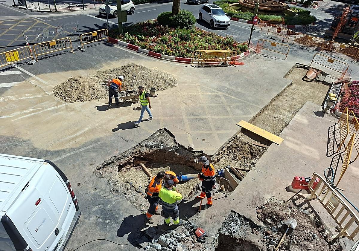 Obras en la intersección entre Clara Campoamor y la avenida de España.