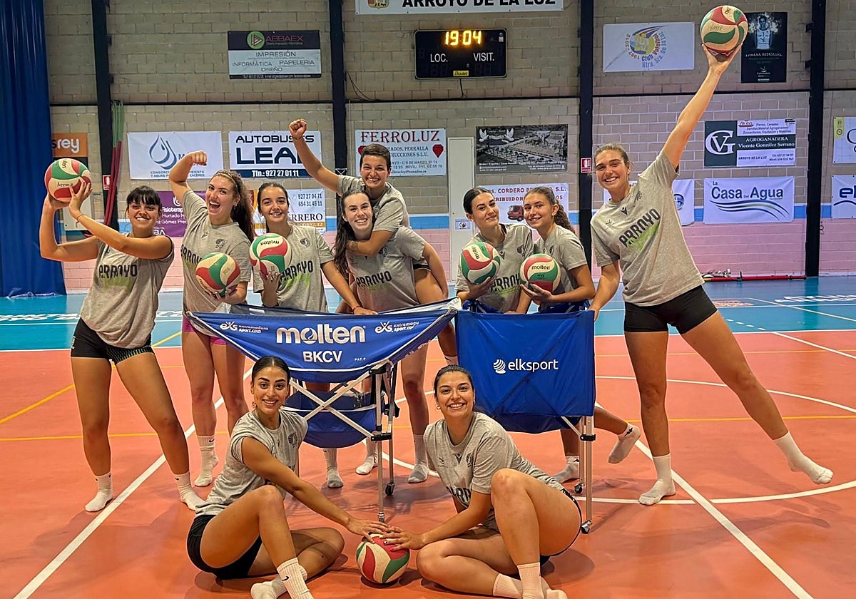 Las jugadoras nacionales del Arroyo durante la primera sesión de entrenamientos del lunes.