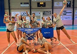 Las jugadoras nacionales del Arroyo durante la primera sesión de entrenamientos del lunes.