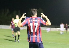 Pablo Platero se señala su nombre tras marcar un gol con el Extremadura.