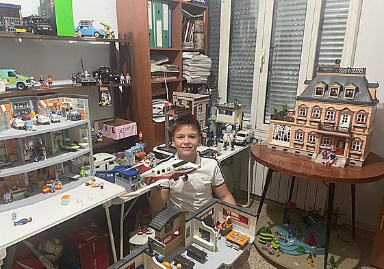Raúl junto a su colección de Playmobil