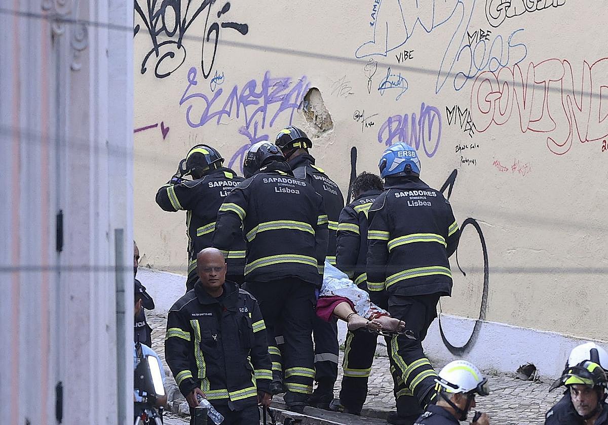 El fatal accidente en el funicular Gloria de Lisboa, en imágenes