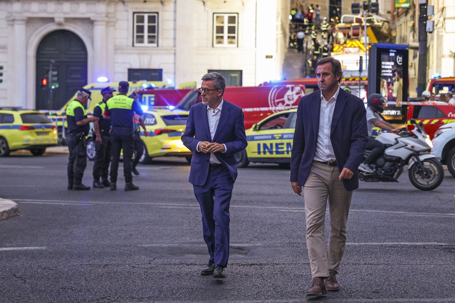 El alcalde de la capital lusa, Carlos Moedas, ha manifestado que «Lisboa está de luto» y que «es un momento trágico» para la ciudad. «Lamento profundamente las vidas perdidas y todo el sufrimiento causado. En este momento, lo que importa es actuar: apoyar a las familias, atender a los heridos y brindar todo lo necesario a las autoridades sobre el terreno», señaló ante los medios en el lugar del suceso. 