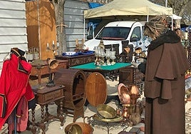 Mercado sabatino de antigüedades en Estremoz.