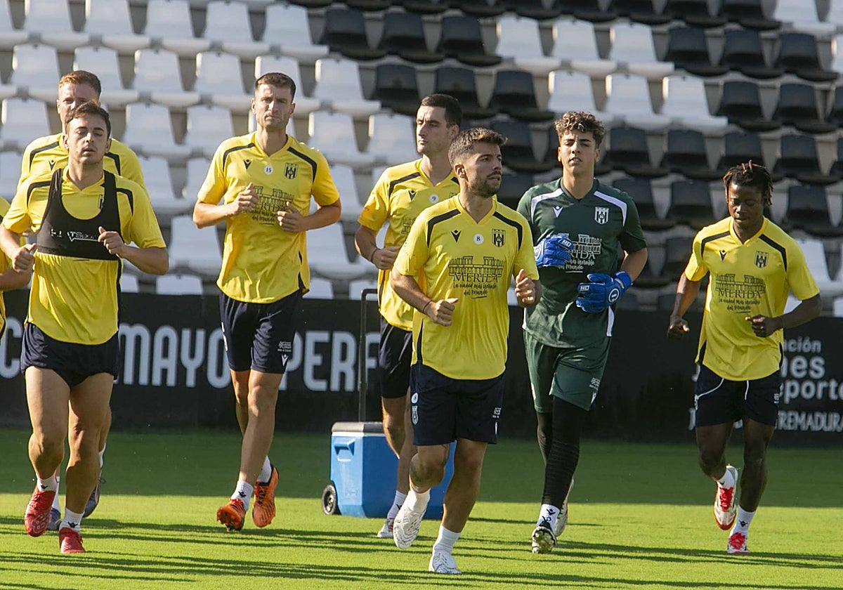 Martín Solar, en primera fila, en un entrenamiento de esta pretemporada con el Mérida.