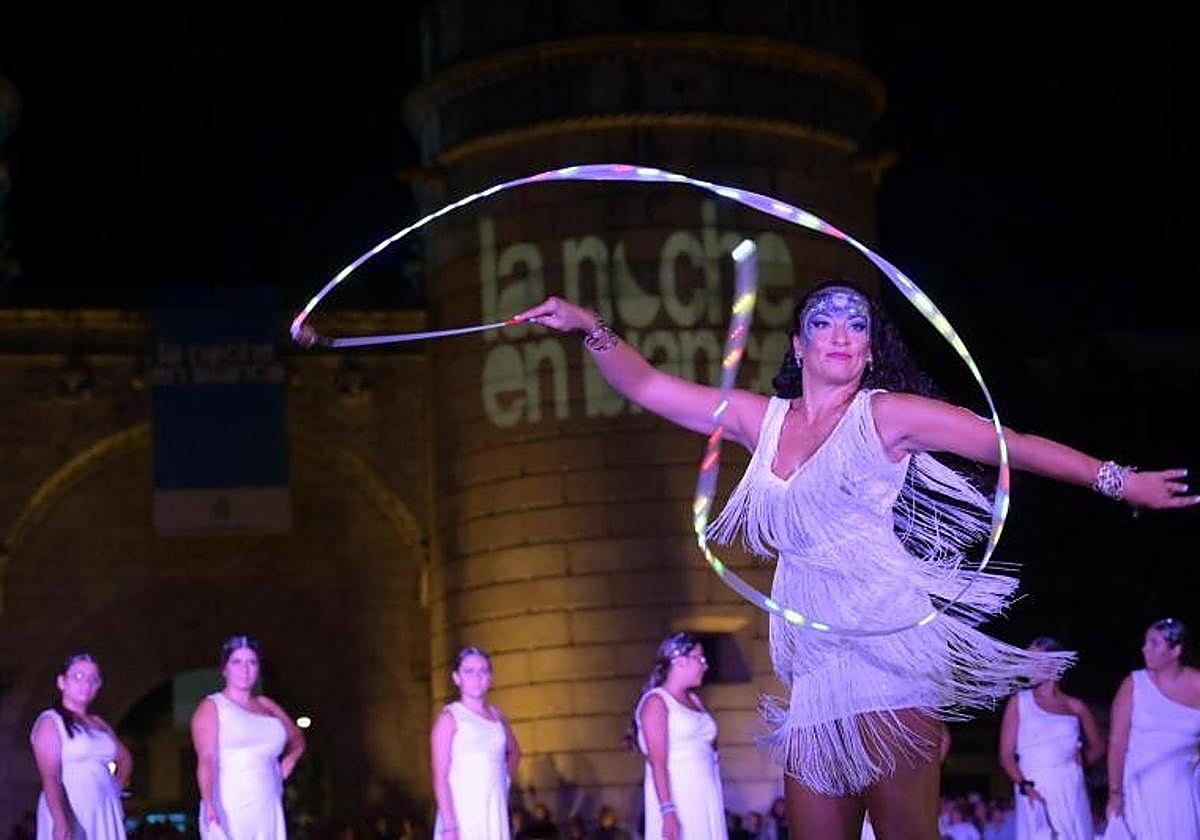 Las plazas, calles y sedes culturales de Badajoz se llenan de vida y cultura en la Noche en Blanco.