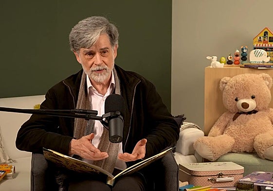 Carlos González en uno de sus vídeos en YouTube