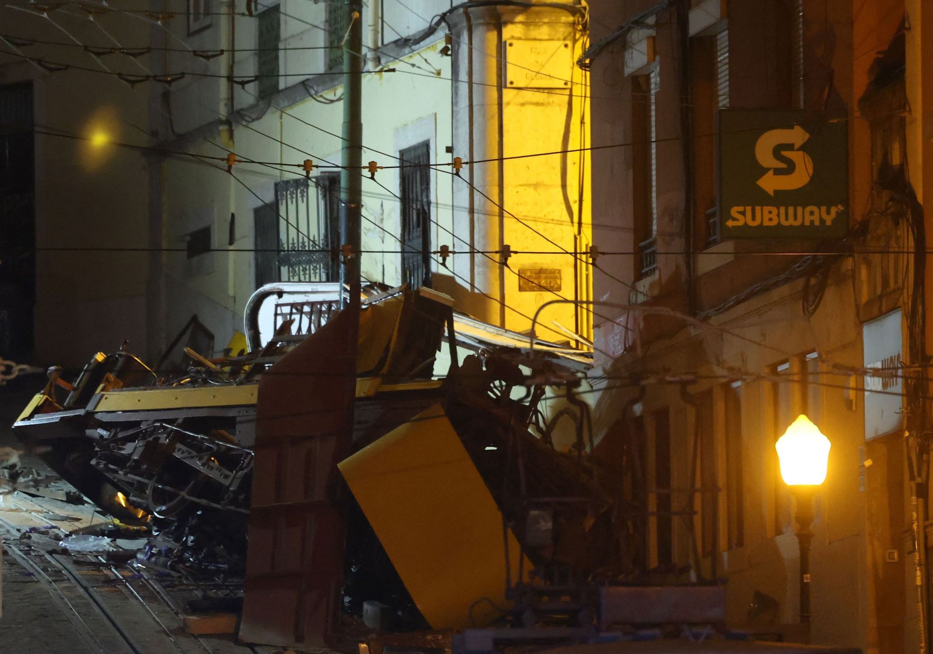 El fatal accidente en el funicular Gloria de Lisboa, en imágenes