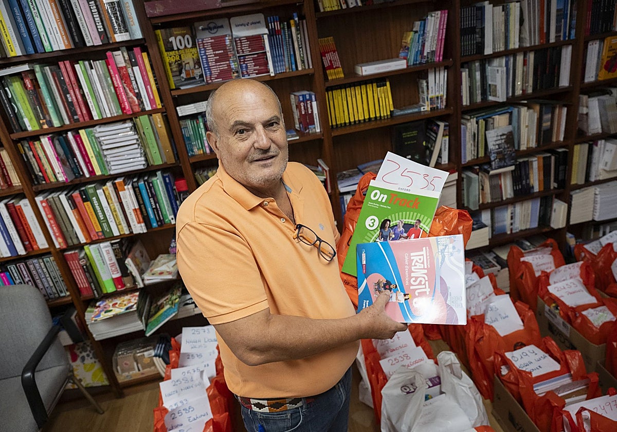 José Luis Marín con los encargos de este curso ya organizados.