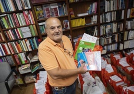 José Luis Marín con los encargos de este curso ya organizados.