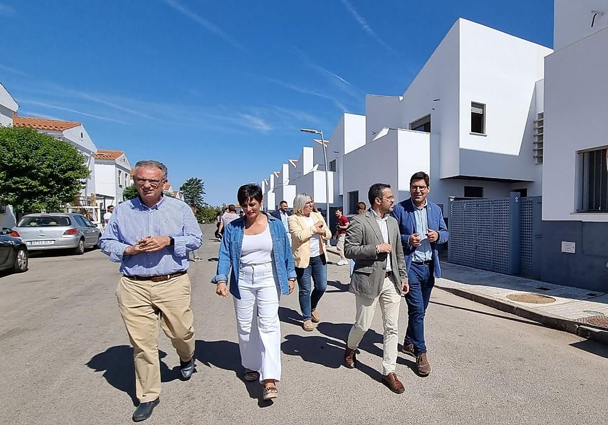 Ministra y autoridades en la presentación del proyecto en Olivenza.