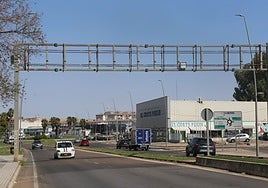 Nuevo radar de velocidad instalado en Reina Sofía, al que se sumarán otros seis.
