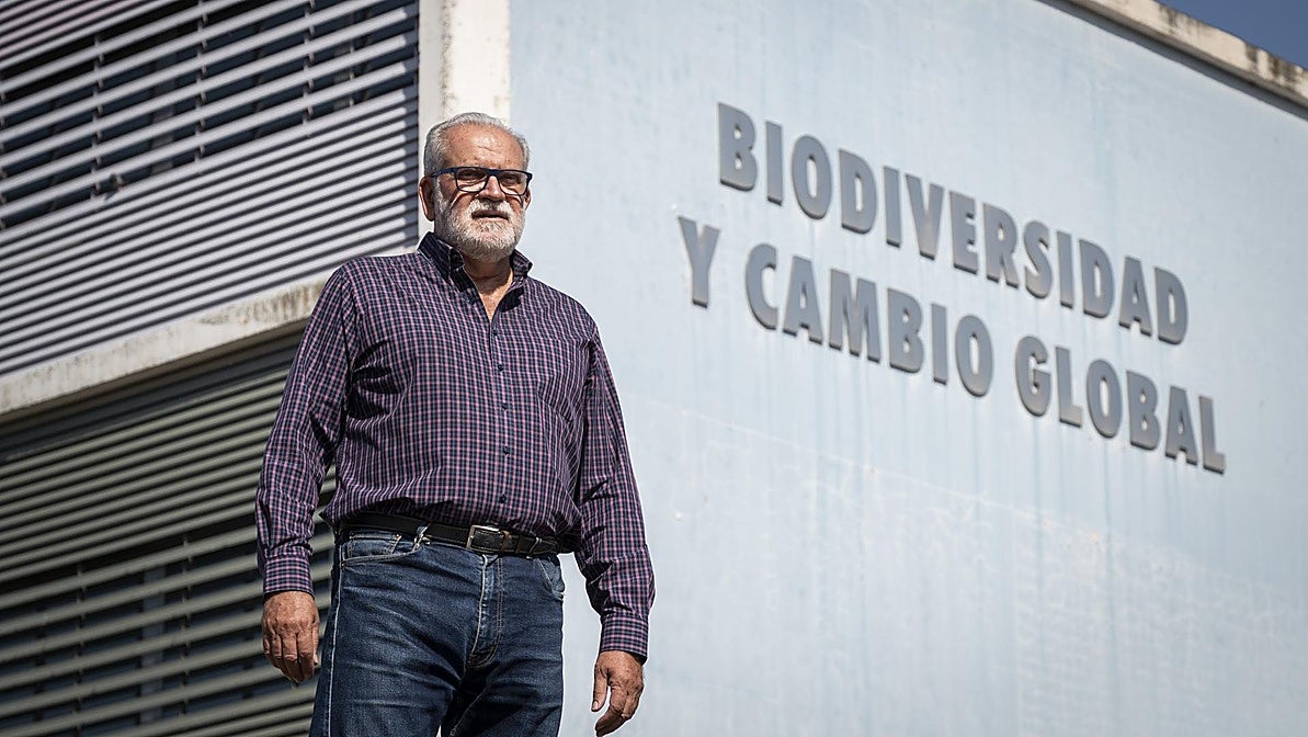 Juan Manuel Sánchez en el edificio Biodiversidad y Cambio Global del campus de la UEx.
