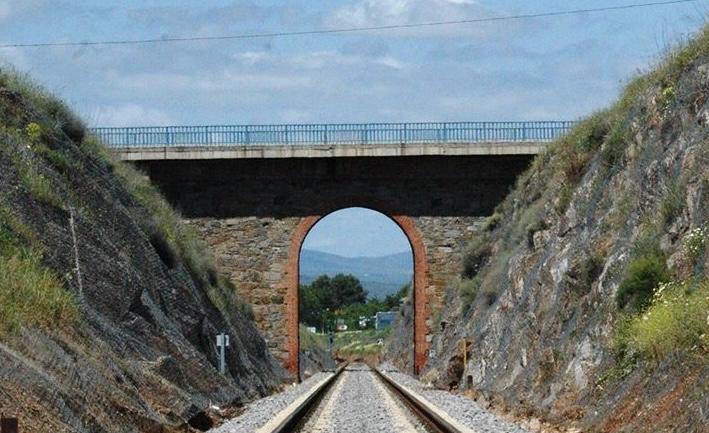 Movilización en Zafra para salvar del derribo un puente de 150 años