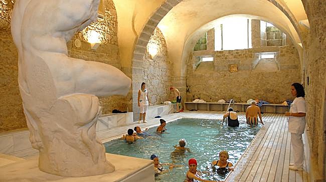 ¿Qué municipio es famoso por las aguas termales de su balneario?