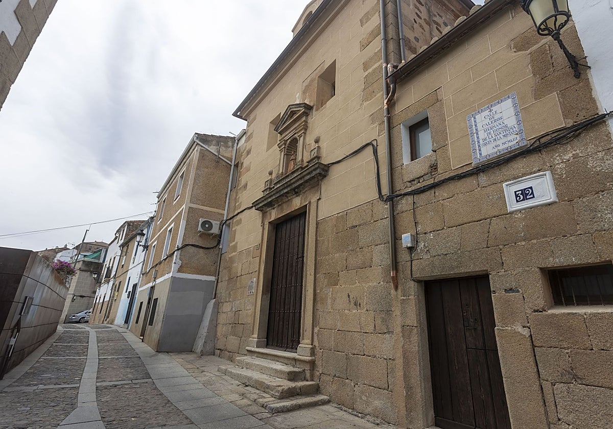 Aspecto actual de la ermita del Vaquero de Cáceres, ubicada en la calle Caleros, tras las obras.
