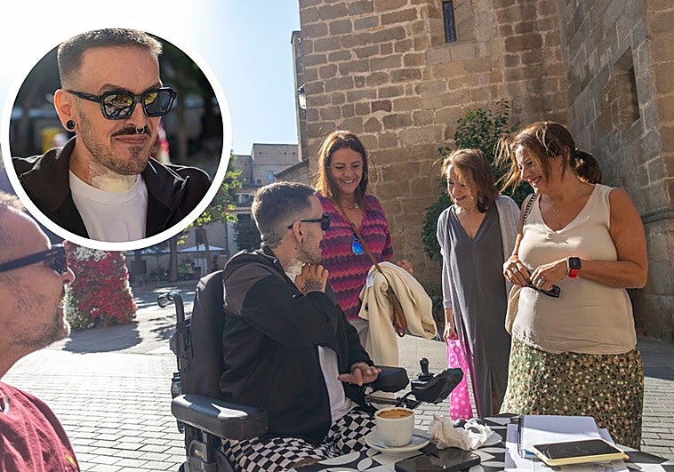 Varias conocidas saludan a Iván en la plaza de San Juan de Cáceres tras su regreso bajo la mirada de su hermano Alberto. En el círculo, un primer plano del conocido camarero de La Cacharrería.