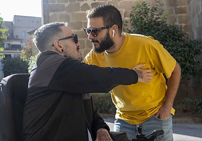 Iván saluda a otro amigo durante la entrevista.