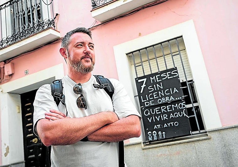 Óscar Montaño delante de la casa a la que quiere mudarse en el Casco Antiguo.