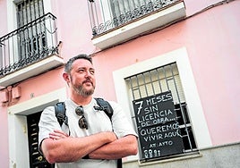 Óscar Montaño delante de la casa a la que quiere mudarse en el Casco Antiguo.