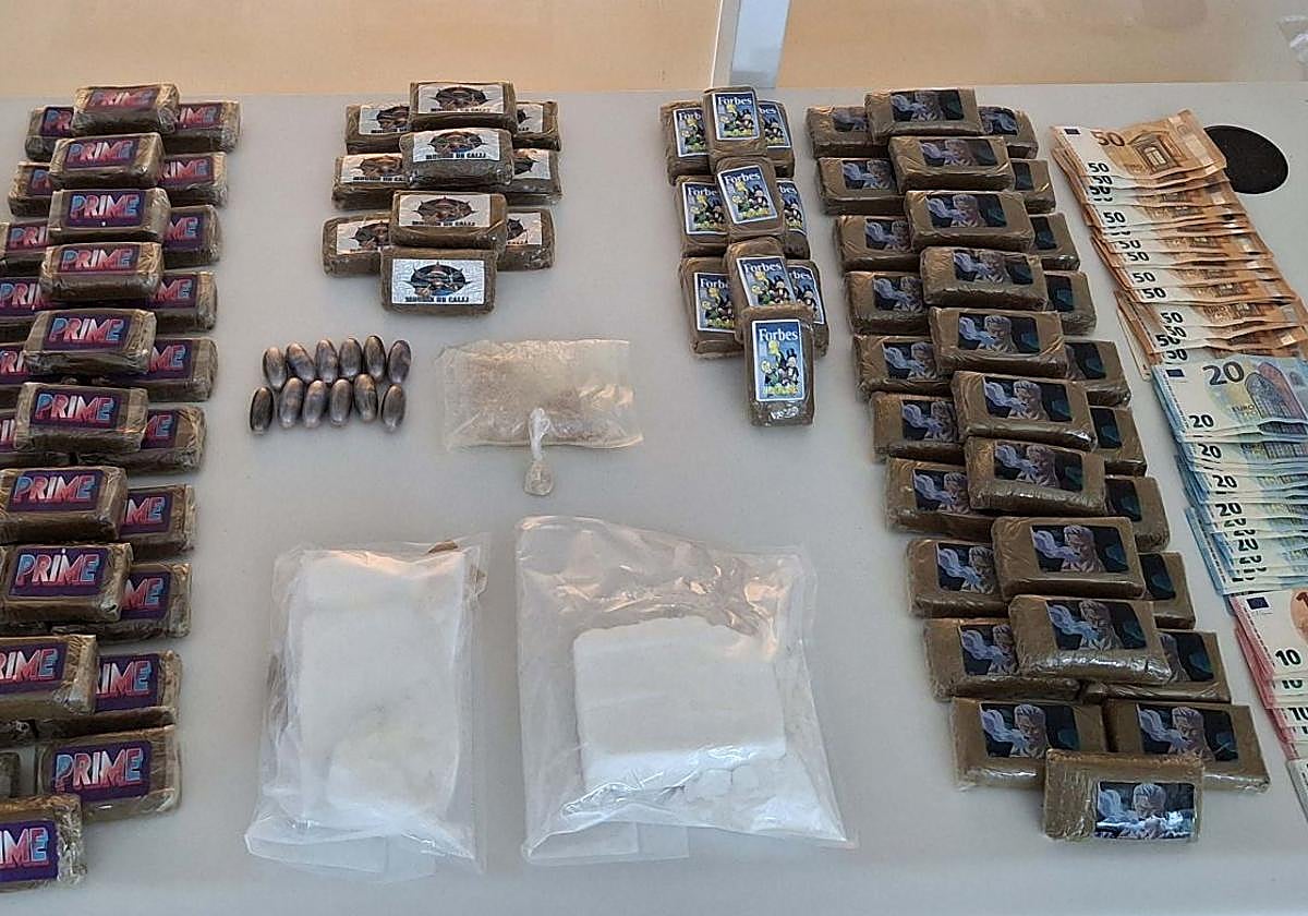 Droga y dinero intervenidos por la Policía Nacional.