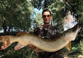 Gabriel Rodríguez con un pez de río conocido como lucio.