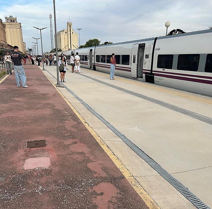 Los pasajeros esperan a que se resuelva la incidencia ferroviaria.