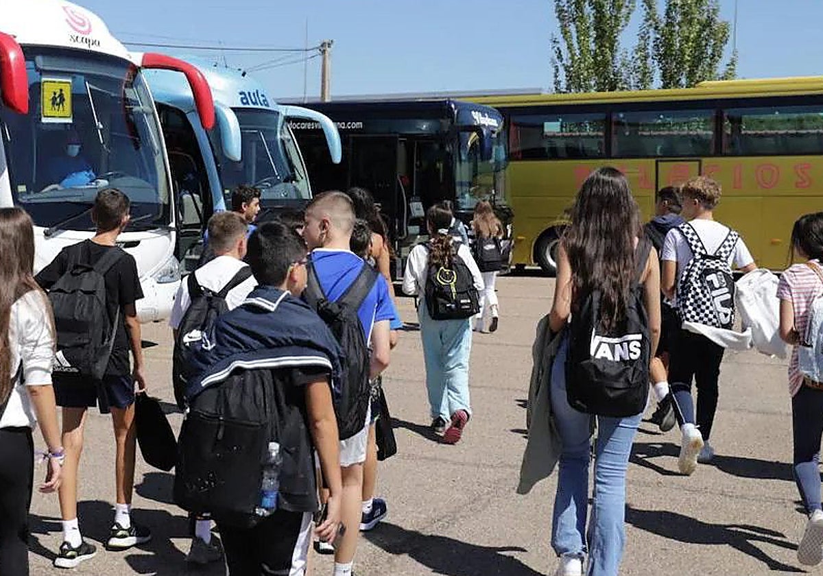 Imagen de archivo de estudiantes haciendo uso de las rutas de transporte escolar.