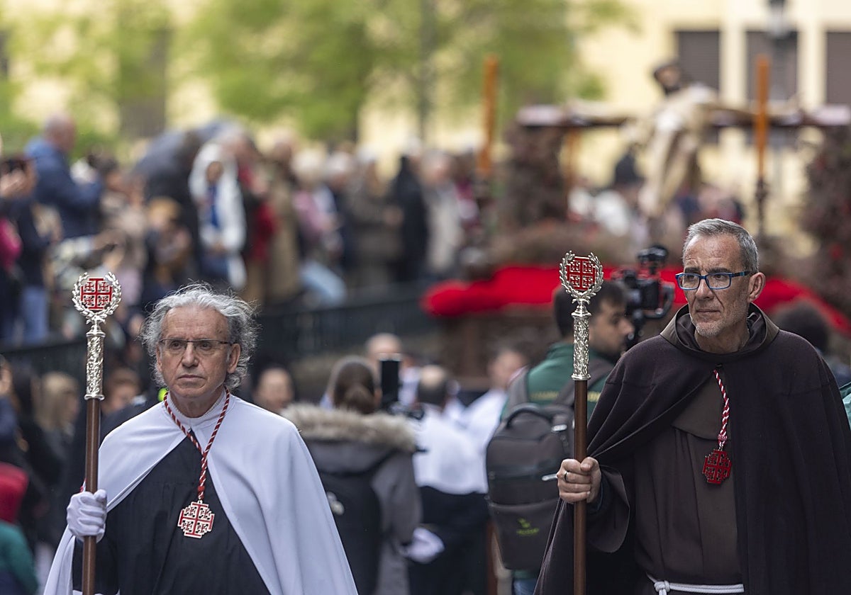 José Manuel Caballero (izquierda), mayordomo de los Estudiantes, al paso de la procesión por la plaza de la Concepción el pasado Viernes Santo.