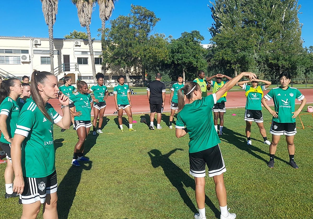 Las jugadoras del Cacereño durante un entrenamiento de esta semana en El Cuartillo.